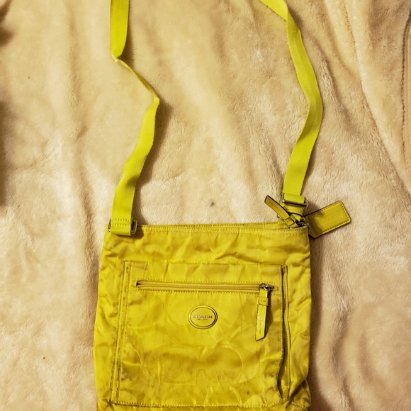 Coach lime green crossbody - Picture 2 of 4